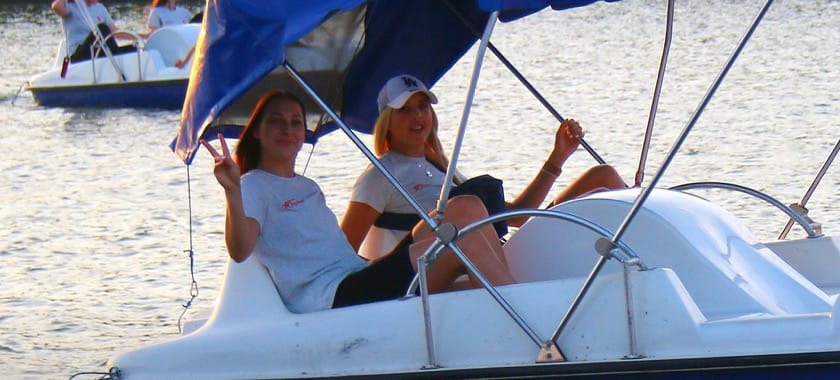 Россия. Гандболистки "Астраханочки" Полина Шаркова, Ирина Корнеева и Екатерина Арутюнян победили в заплыве на катамаранах на Фестивале водных видов спорта