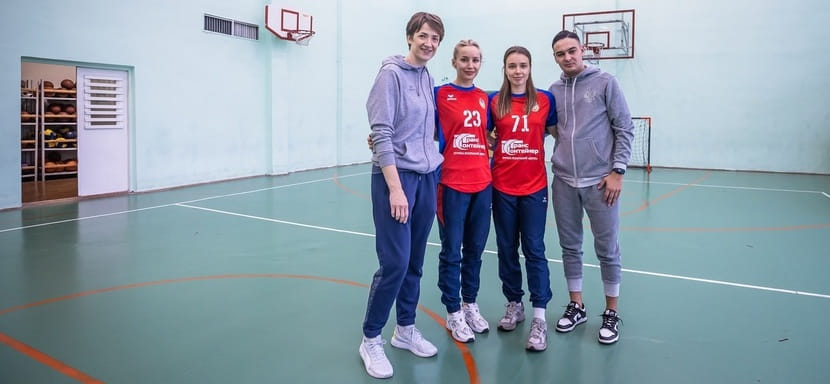 Представители женского ЦСКА провели мастер-класс для учеников образовательного центра (ВИДЕО)