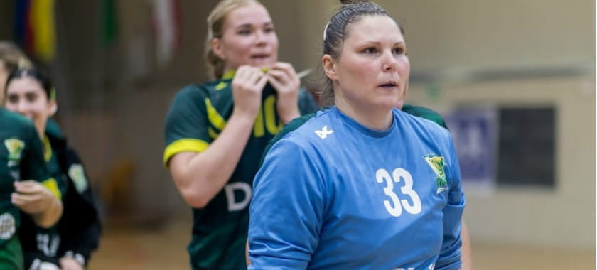 Первый тренер Юлии Пойловой Ольга Хомутова: "У Юли сразу получилось отбивать мячи, и она просила поставить её в ворота"