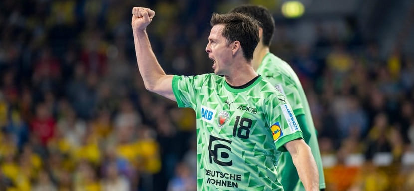 Бундеслига. 41-летний правый крайний "Берлина" Ханс Линдберг сломал руку. "Лисы" подписали на его место австрийца Роберта Вебера