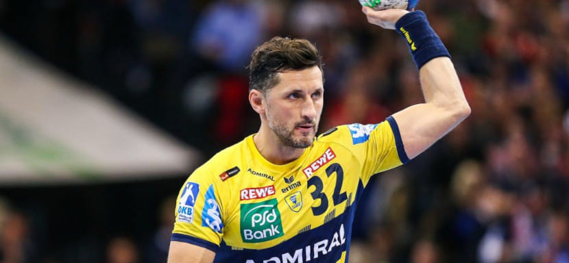 Исландия. 43-летний уроженец Риги, правый полусредний Александр Петерссон возобновляет игровую карьеру. Новый клуб — "Валюр"