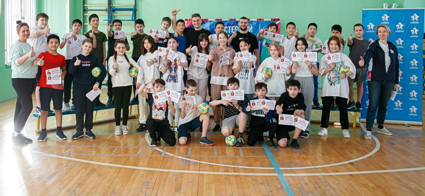 Гандболисты ЦСКА Олег Астрашапкин и Сергей Горпишин провели увлекательный мастер-класс для учеников одной из московских школ (ФОТО)