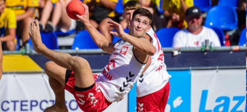 Сборная Польши оказалась сильнее команды Швеции в решающем матче чемпионата Европы по пляжному гандболу и стала победителем турнира