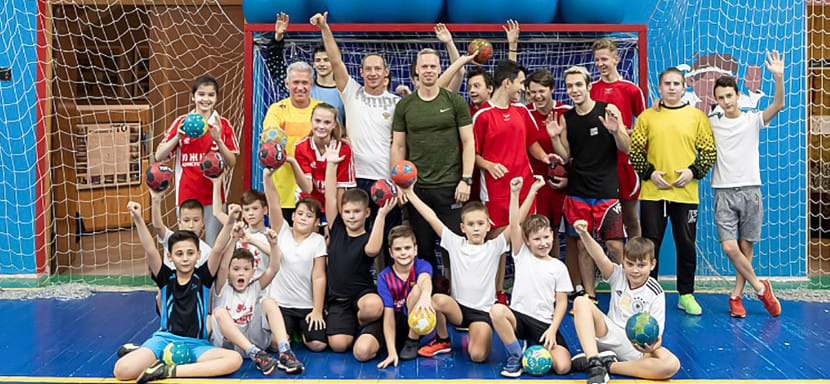 Россия. Руководитель проекта "Урок с чемпионом", олимпийский чемпион Денис Кривошлыков провёл первое занятие нового сезона в одной из московских школ