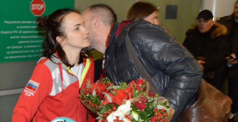 ЧЕ-2018. Встреча россиянок в "Шереметьево": шарики, цветы и сдержанные улыбки (ФОТО)