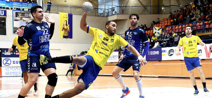 Испания. Бразильский линейный Матеус Да Силва продлил контракт с "Бидасоа" на следующий сезон