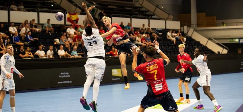 Хозяева молодёжного чемпионата Европы словенцы обыграли Израиль, испанцы были сильнее французов и остальные результаты первого дня