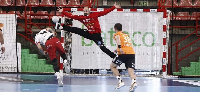 Испания. Голкипер сборной Черногории Миле Миюшкович остаётся в "Торрелавеге" на следующий сезон