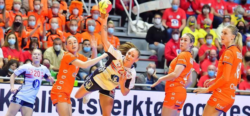 ЧМ-2021. Гандболистки сборной Нидерландов закатили вечеринку после поражения от команды Норвегии, которое оставило их за бортом плей-офф