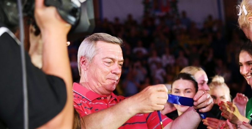 Губернатор Ростовской области Василий Голубев поздравил гандболисток "Ростов-Дона" с завоеванием Суперкубка