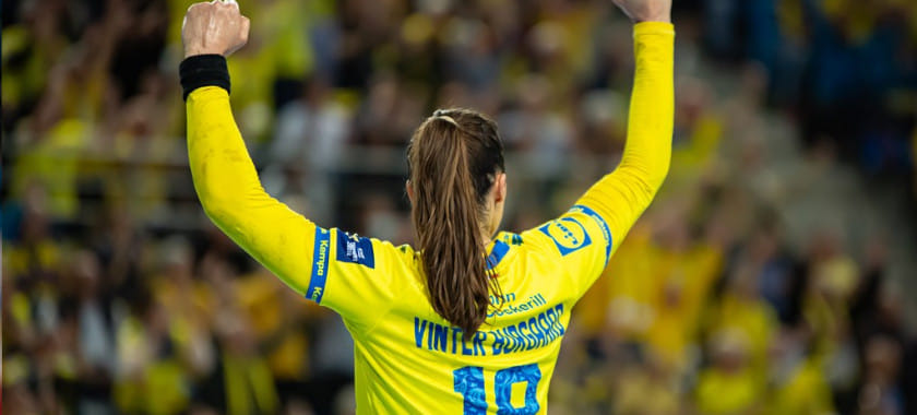 Лига чемпионов. "Мец" в результативной встрече обыграл "Крим", несмотря на 10 голов Йованки Радичевич. "Эсбьерг" победил "Икаст"