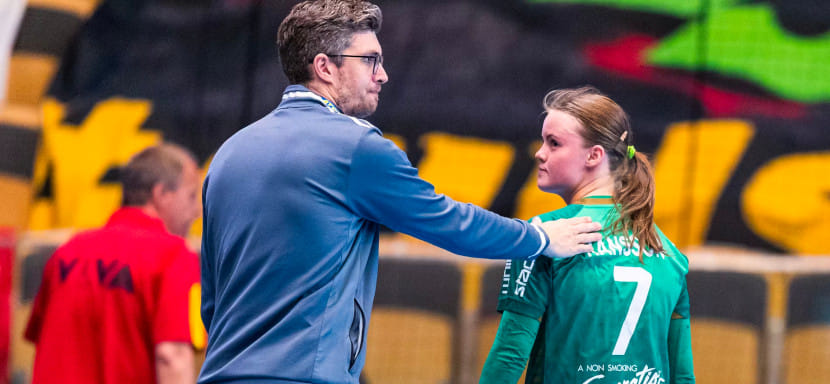 Швеция. Развитие скандальной ситуации в финале женского чемпионата. Главный тренер "Севехофа" Расмус Овербю оскорбил игрока "Скуру"?