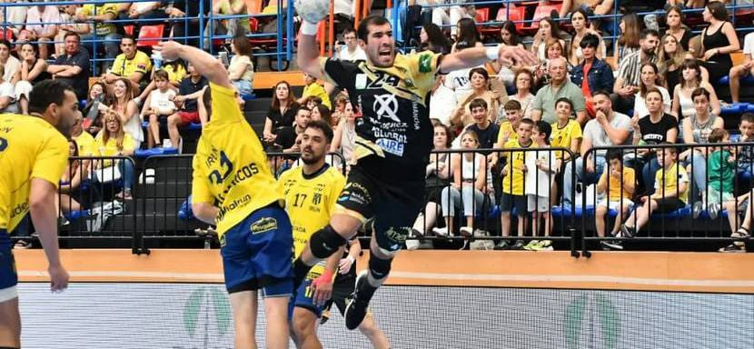 Испания. "Пуэнте-Хениль" продлил трудовые отношения с линейным сборной Грузии Эрекле Арсенашвили