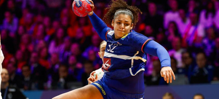 Франция впервые проиграла в полуфинале ЧМ. Чемпион мира снова не смог защитить титул, последняя команда, кому удавалось, это Россия в 2009-м