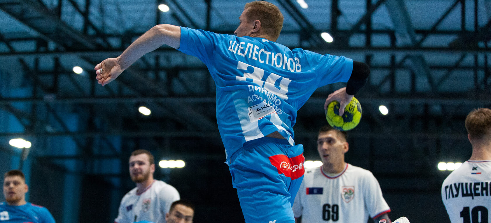 Горячий матч "Динамо": две красных карточки за полминуты и малый штраф главного тренера волгоградцев