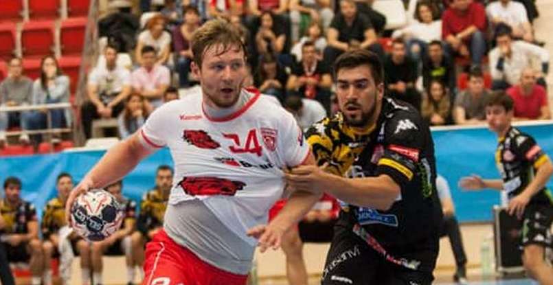 Венгрия. "Татабанья" подтвердила переход Виталия Комогорова из бухарестского "Динамо". Россиянин подписал двухлетний контракт