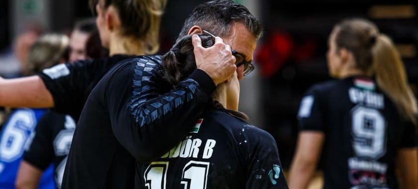 Венгрия. "Сомбатхей" (Д2) выбил "Альбу" из 1/8 финала Кубка страны благодаря 25 голам сестёр Ребеки и Бланки Пёдёр. Главный тренер команды — их отец Золтан