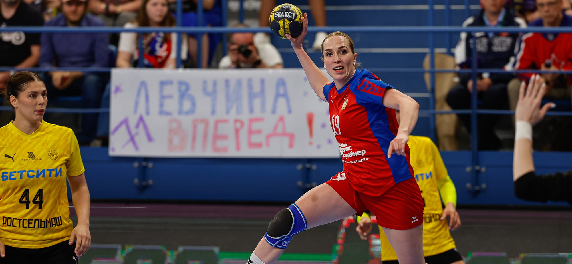 Юлия Козаченко: "Дочка сильно бросает мяч одной рукой и разучила кричалку "ЦСКА — вперёд!"