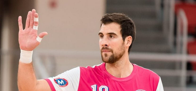 Украина. Восстанавливающийся после травмы плеча испанский полусредний Карлос Молина продлил контракт с запорожским "Мотором"