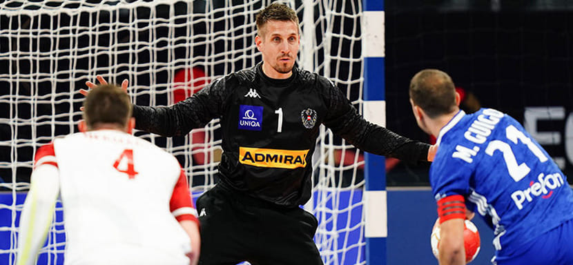 Известный австрийский голкипер Томас Бауэр покинул катарский "Аль-Райян" и вернулся в Грецию, где будет играть за "Олимпиакос"