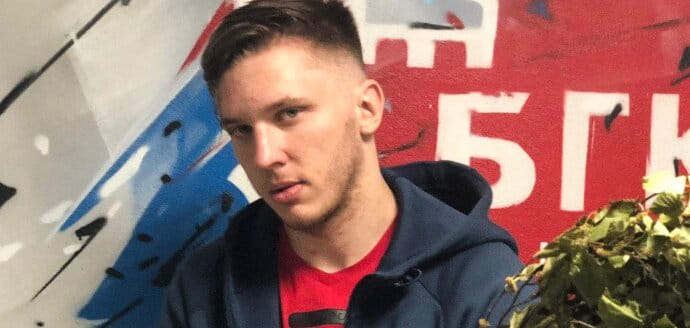 Беларусь. Болельщик, выигравший призовые кроссовки от Никиты Вайлупова, подарил ему в ответ березовые веники для бани