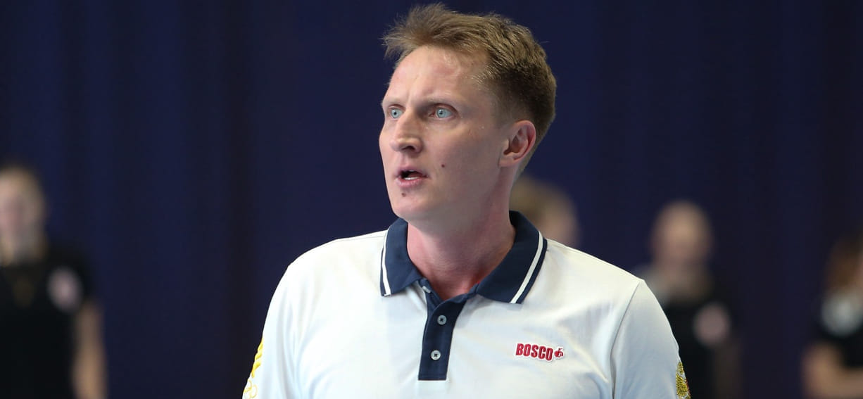 Olimpbet Суперлига.  Чемпион мира по конькобежному спорту Иван Скобрев: "Гандболистки координационно все схватывают на лету — это радует глаз" (ВИДЕО)