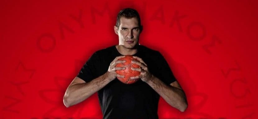 Греция. "Это легендарный клуб во многих видах спорта". Чемпион мира-2013 испанец Анхель Монторо официально стал игроком "Олимпиакоса"