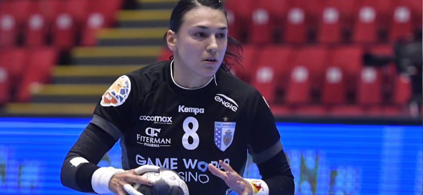 Румыния. В первом матче года лидирующий "Бухарест" без Марины Судаковой на выезде обыграл "Слатину". Кристина Нягу забросила 10 мячей