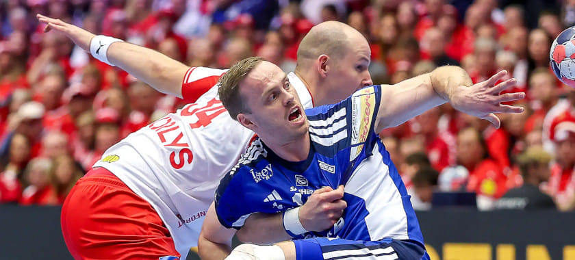 Сборная Дании победила команду Исландии во втором полуфинале чемпионата Европы и стала финалистом домашнего турнира