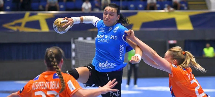 Румыния. Нягу зарабатывает почти 300 тысяч евро в год. "Бухарест" продлил контракты с ней и Пинтей, чтобы избежать попадания под потолок