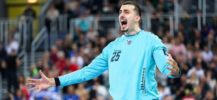 Вратарь Матей Мандич: "Врач разрешил мне тренироваться в защитной маске"