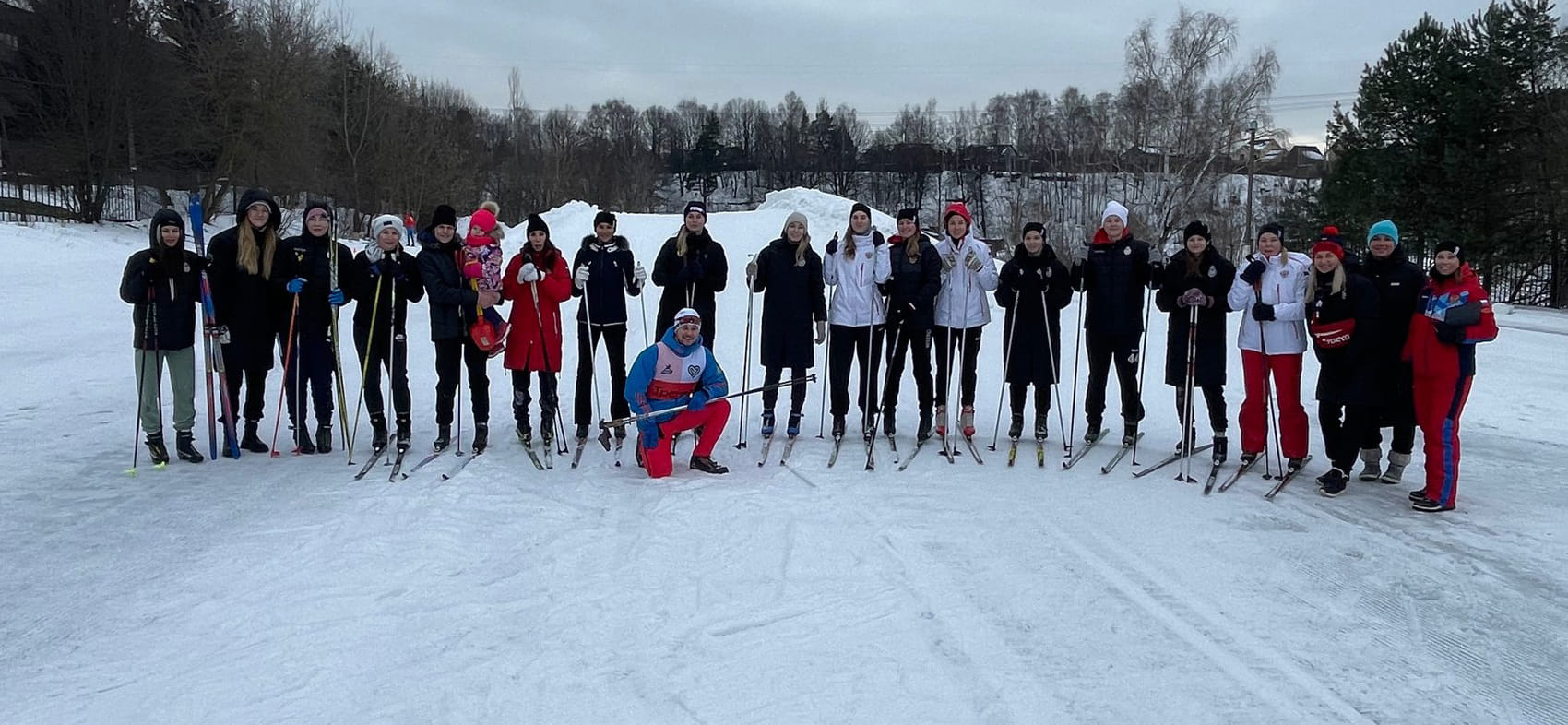 Россия. В преддверии Нового года гандболистки ЦСКА провели актуальную для зимы тренировку, девушки встали на лыжи (ВИДЕО)