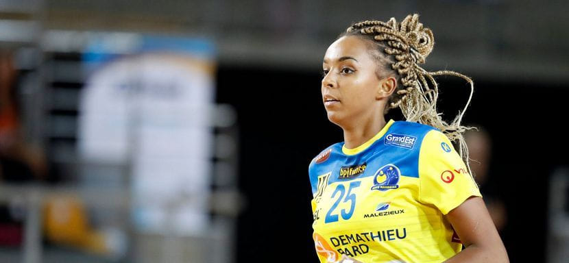 Франция. Правая полусредняя "Меца" Мари-Элен Сажка пропустит около шести недель из-за травмы колена