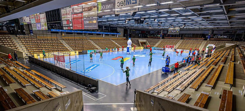 С сезона-2028/29 все клубы женской бундеслиги будут обязаны играть в залах с двумя трибунами на 1500 зрителей. До этого придётся платить компенсации