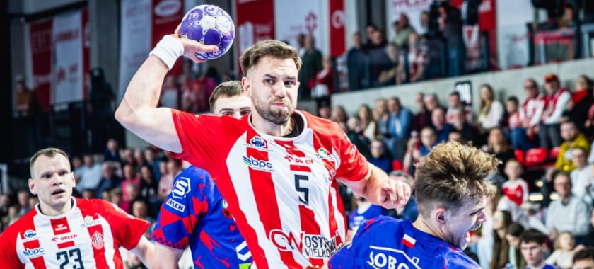 "Островия" дома разобралась с "Хробрым", "Сталь" в гостях обыграла "Пётрковянина" в матчах чемпионата Польши