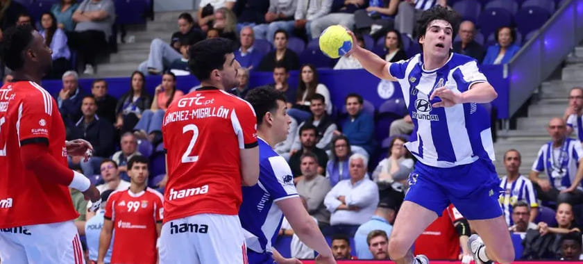 "Порту" на своей площадке разгромил "Бенфику" Никиты Вайлупова в матче финального этапа чемпионата Португалии