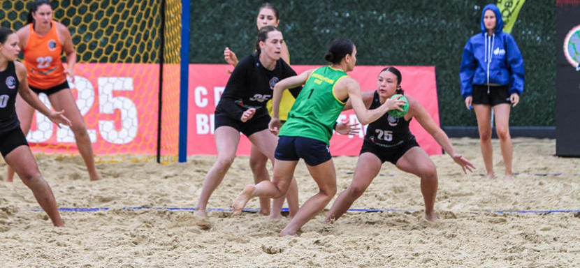 Определены полуфинальные пары решающего тура женского чемпионата России по пляжному гандболу, который принимает Москва