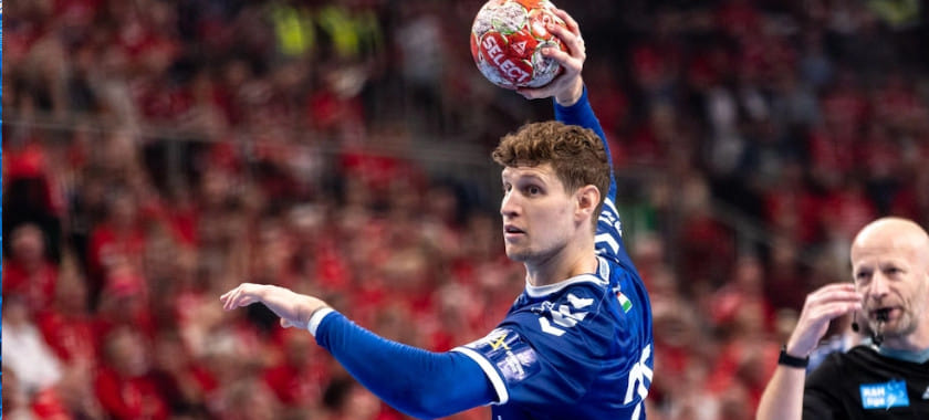 "Пик" дома выиграл у "Веспрема" во втором матче финальной серии чемпионата Венгрии и сравнял счёт. Калараш удалился на 11-й минуте