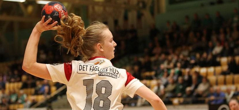 Дания. 22-летняя правая крайняя "Аякса" Роса Шмидт продолжит карьеру в "Нюкёбинге"