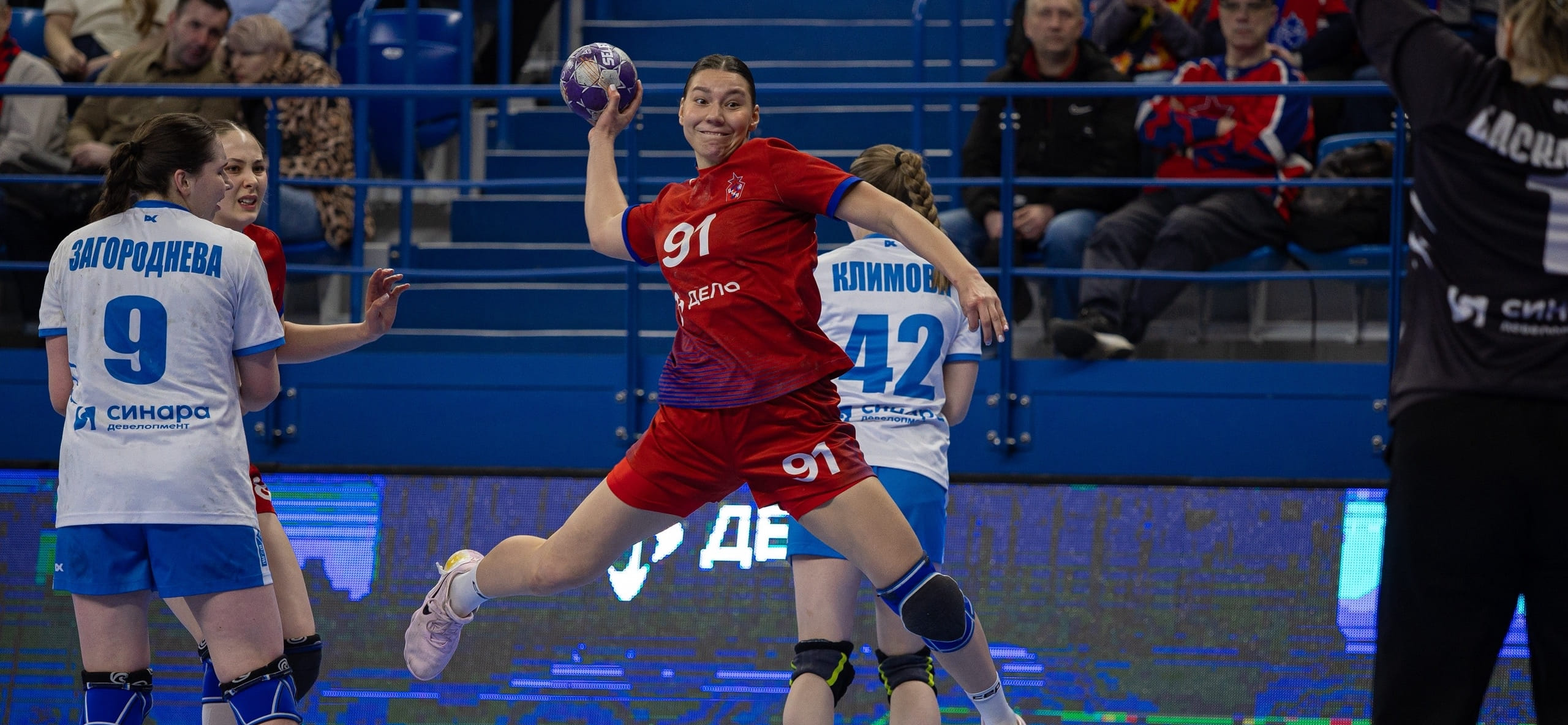 Во вторых матчах 1/4 финала Суперлиги "Звезда" и "Динамо-Синара", проигравшие в первых встречах, принимают соответственно "Ладу" и ЦСКА