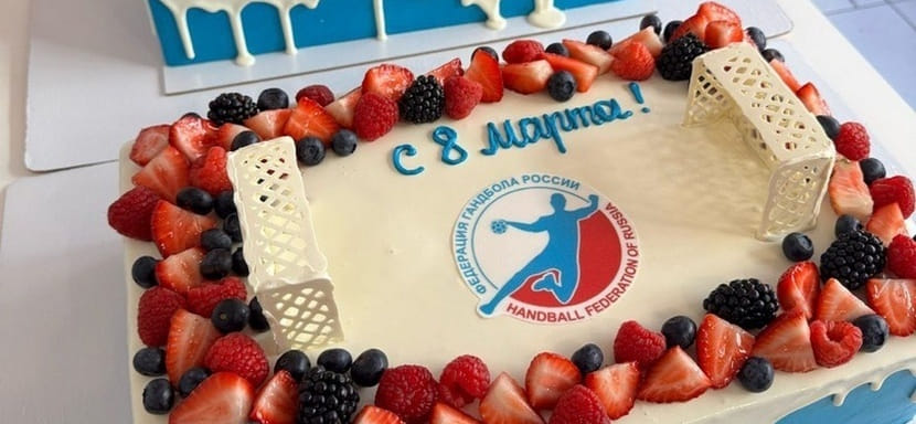 Гандболисток главной и юниорской сборных России с Международным женским днём поздравили представители ФГР (ВИДЕО)