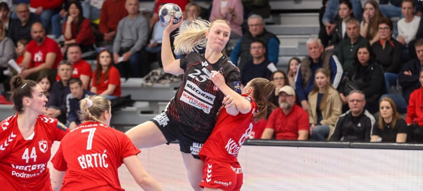 Хенню Рейстад из "Эсбьерга" оторвалась от Анны Вяхиревой в гонке бомбардиров Лиги чемпионов. Юли Скальоне вышла на второе место