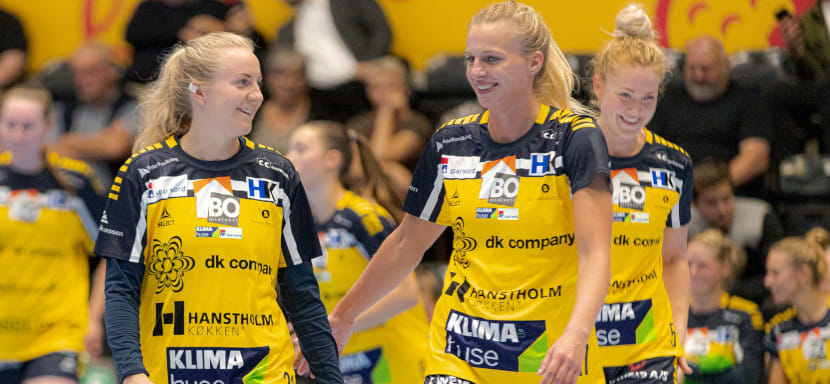 Дания. "Оденсе" потерпел сокрушительное гостевое поражение от "Икаста". По итогам семи туров у лидирующего квартета по 12 очков