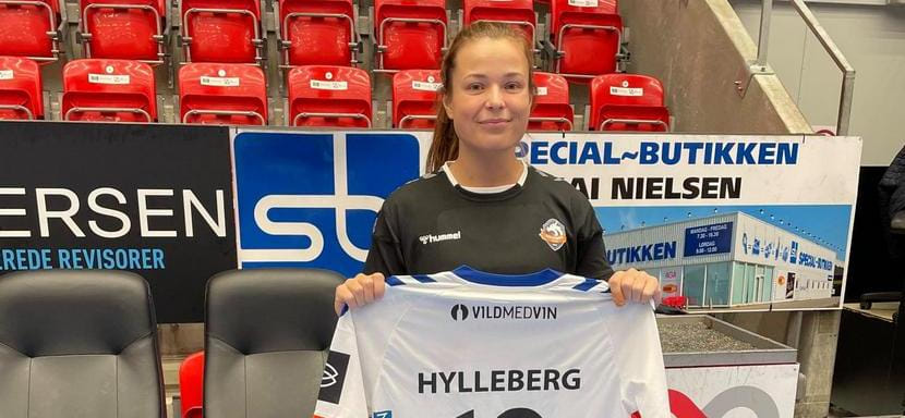 Дания. Правая крайняя Матильде Хюллеберг, привлекавшаяся в сборную страны, возобновила карьеру и присоединилась к "Хольстебро"
