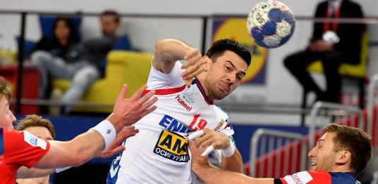 Лига чемпионов. Неманья Илич заменит травмированного Каспера Мортенсена в "Барселоне" 