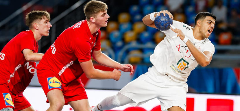 Сборная Германии вырвала победу у команды Венгрии, испанцы одолели египтян. Стали известны полуфинальные пары чемпионата мира-2025 (U-19)