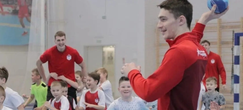 Беларусь. Игроки минского СКА сыграли в гандбол с воспитанниками ДЮСШ имени С.П.Мироновича (ФОТО)