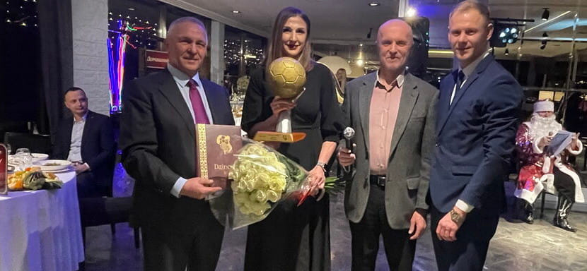 Беларусь. БФГ наградила Максима Несвадьбу и Карину Перегуд (Ёжикову) специальным кубком "За преданность гандболу"