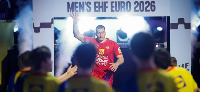 Правый полусредний сборной Черногории Ристо Вуячич дисквалифицирован на один матч ЧЕ-2026