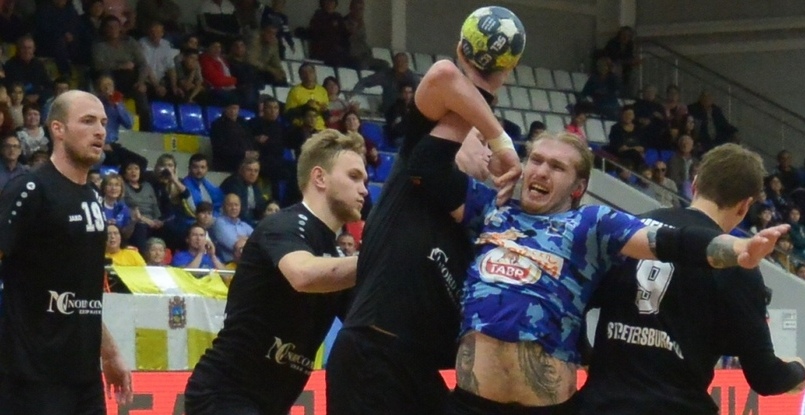 Суперлига. Вячеслав Касаткин: "Травмированную руку "закачивать" пока нельзя. Но надеюсь сыграть в матче с челябинским "Динамо"